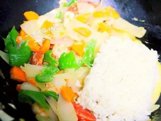 鲜虾芝士焗饭,菜炒好后，也可跟饭直接混合。
