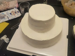 贺寿双层蛋糕(10＋6寸),六寸蛋糕小心的放上去。