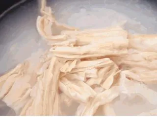 早上喜欢热乎乎的粥么……,煮开后加入腐竹，腐竹切碎再放入更容易熟，喜欢微甜口味的可以加少许黑糖 