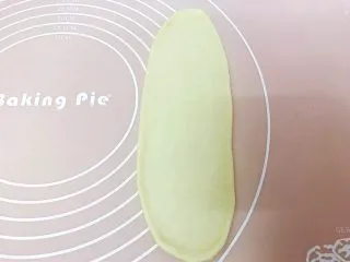 波兰种手撕小面包,取一份面团擀长
