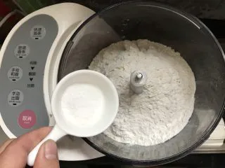 自制意大利面条,面粉400克倒入面条机，加入食用盐。