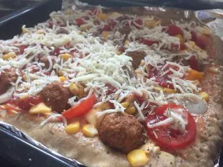 披萨就要自己在家才爽——— 杂锦芝士披萨,马苏里拉奶酪芝士碎特写