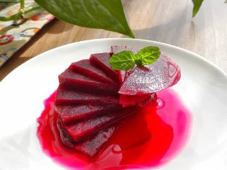 甜菜头瘦身沙拉-甜菜头吃法之一,白醋腌好的样子，汤汁很红，颜色很红，之前的白色心已经看不到了