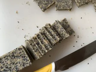 黑白芝麻酥块,冷冻好的面团取出,切成0.8cm左右的片,摆入烤盘。