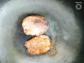 法式红酒牛排,将煎好的牛排放入热锅中