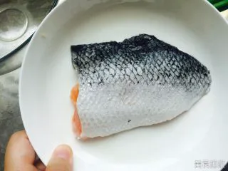 秘制干煎三文鱼 ,我将背面的鱼皮处理干净，三文鱼还真是漂亮呀。