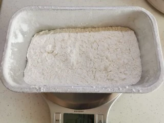 红糖发糕的家常做法（1个蛋）,称低筋面粉200克，或者平时的用的包饺子用的中筋面粉。