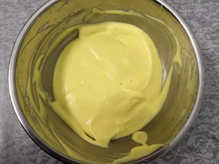 无油肉松蛋糕卷,把蛋白和蛋黄面糊,切拌均匀