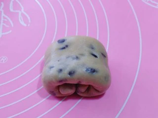 红豆日式咖啡面包卷,再翻过来,这样就做好了!依次做完!