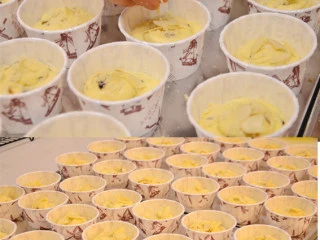 杏仁玛芬蛋糕 简单烘焙,在面糊表面撒少量杏仁粉和杏仁片。