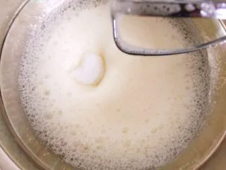 7寸中空戚风蛋糕(新手零失败),泡泡稍微细腻后加入第二次的细砂糖