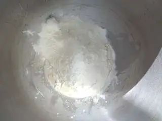  软萌甜紫米面包,加入高粉，糖，盐，注意糖和盐不能接触