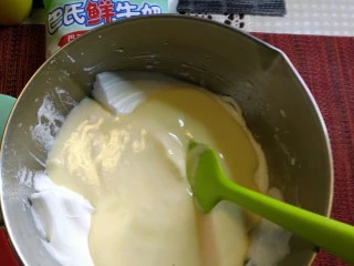 烘焙入门戚风蛋糕,搅拌均匀后,与剩下的蛋清进行翻拌,提示大家翻拌的时候要手法迅速,就像炒菜似的,一样。