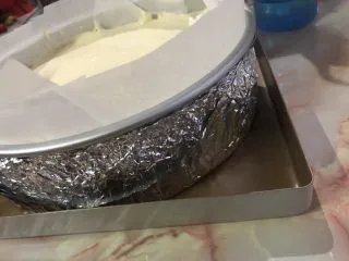 十寸古早蛋糕,放入烤盘，烤盘里倒入2-3厘米的水。 放入烤箱，155度65分钟