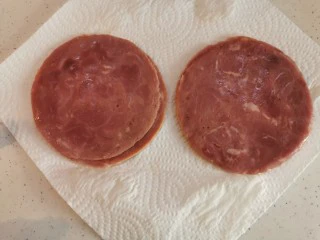 超快手三明治~十分钟就能搞定,火腿片四片，用厨房纸吸干水份