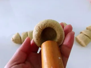 黑豆渣窝窝头,看,够漂亮吧。