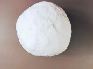 当主食一次可以吃三个的法棍面包,搅拌均匀之后,用手揉成光滑的面团,盖上湿布放入烤箱35度发酵40分钟左右。发酵时,旁边放一杯沸水辅助发酵。