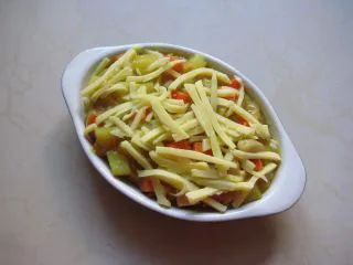 葡国鸡饭：在家复制香浓馥郁的异域美食,表面撒适量乳酪丝。 