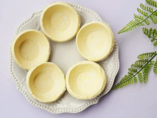 好吃到爆的紫薯流心塔,蛋挞皮从冰箱提前拿出解冻。