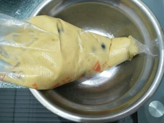 蓝莓酥粒蛋糕,将拌好的面糊装入裱花袋，裱花袋剪个口。