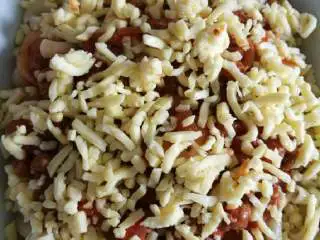 意式番茄蘑菇通心粉,如果要吃浓郁的芝士口味,那就再加两步做焗的,把浇上汁的通心粉上面铺上一层马苏里拉芝士