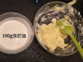 最经典浓郁巧克力奶酪蛋糕,从冰箱里上拿出冰的100克淡奶油。