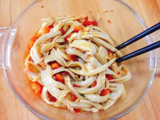 家常菜+手撕杏鲍菇,淋在撕好的杏鲍菇上