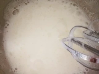 百变水果 蝶豆花蛋糕卷.百香果蓝莓馅,蛋清,加柠檬汁加糖开始打发