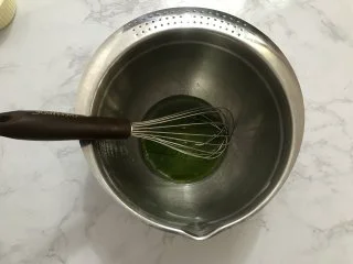 迷你圣诞树蛋糕,菠菜汁和玉米油放入打蛋盆中，搅拌均匀。