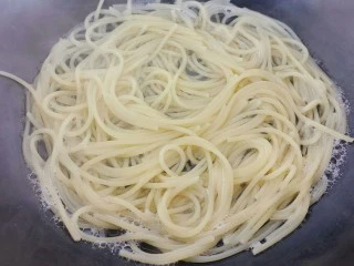 青椒香菇牛肉意面,煮大概8分钟就煮好了