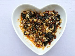 饺子皮辣酱饼,拌匀。