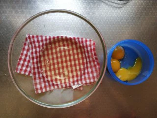 摩卡大理石纹戚风,将蛋清蛋黄分离