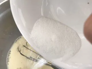 无需打发，无需泡打粉的松饼,加入砂糖，搅拌均匀。