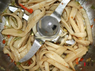 鲜椒手撕杏鲍菇—#GOURMETmaxx西式厨师机#,6. 待材料爆香后放入撕好的杏鲍菇继续翻炒,等待工作结束即可