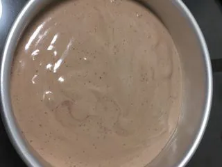 可可毛坯蛋糕,蛋糕糊倒入模具,震几下消泡。