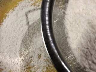 十寸戚风蛋糕（不开裂）,低筋面粉分两次过筛加入蛋黄里，用J或Z字型翻拌均匀。不要画圈搅拌以免面粉起筋。