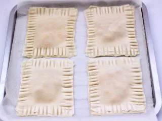 馄饨皮香蕉派,依次做好所有的香蕉派。