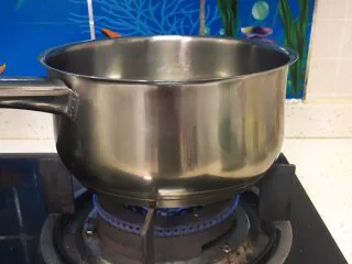 黑砖蜜豆吐司,玉米油放煤气灶上加热。