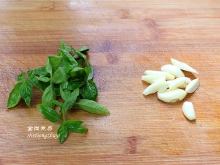 九层塔烤鸡翅,九层塔洗净沥干水,蒜瓣去皮拍扁