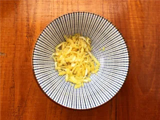 柠檬玛德琳甜甜圈,柠檬提前用盐水泡一下,洗干净,把柠檬皮擦丝。把柠檬屑倒入搅拌好的面糊中,翻拌均匀。