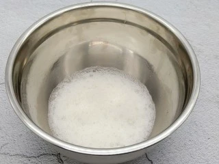 蔓越莓戚风蛋糕 酸甜绵柔,将蛋白里加入3滴白醋去腥,用电动打蛋器快速打发到鱼眼泡状态时,加入三分之一的糖粉。