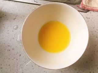 杂蔬沙拉面包,隔水煮2分钟化开。