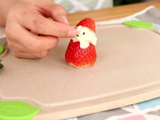 圣诞草莓蛋糕卷,黑芝麻装饰即可 