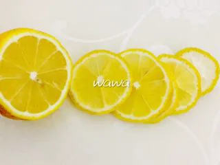 送你一杯好喝又美丽的思慕雪,如图，将要贴在杯壁上作为装饰的水果切薄片