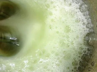 奶油奶酪戚风,打到如图状态到第二份糖