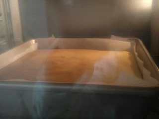 柔软到出乎意料-奶酪蛋糕卷,烤箱180度20分钟烤到表面上色均匀金黄