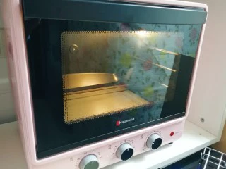 芝麻杯子蛋糕,烤箱上下管165度预热。