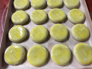 金沙奶黄馅老婆饼,用锋利的小刀每一个划三刀。