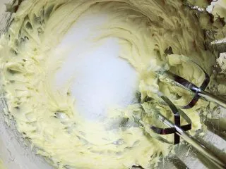 肉松海苔麦芬蛋糕,分三次加入白砂糖，继续打发。大概60秒钟。