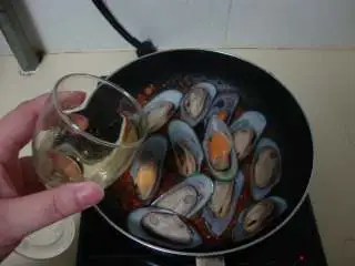 地中海青口贝,放入青口贝,加盐、黑胡椒碎、白葡萄酒炒匀